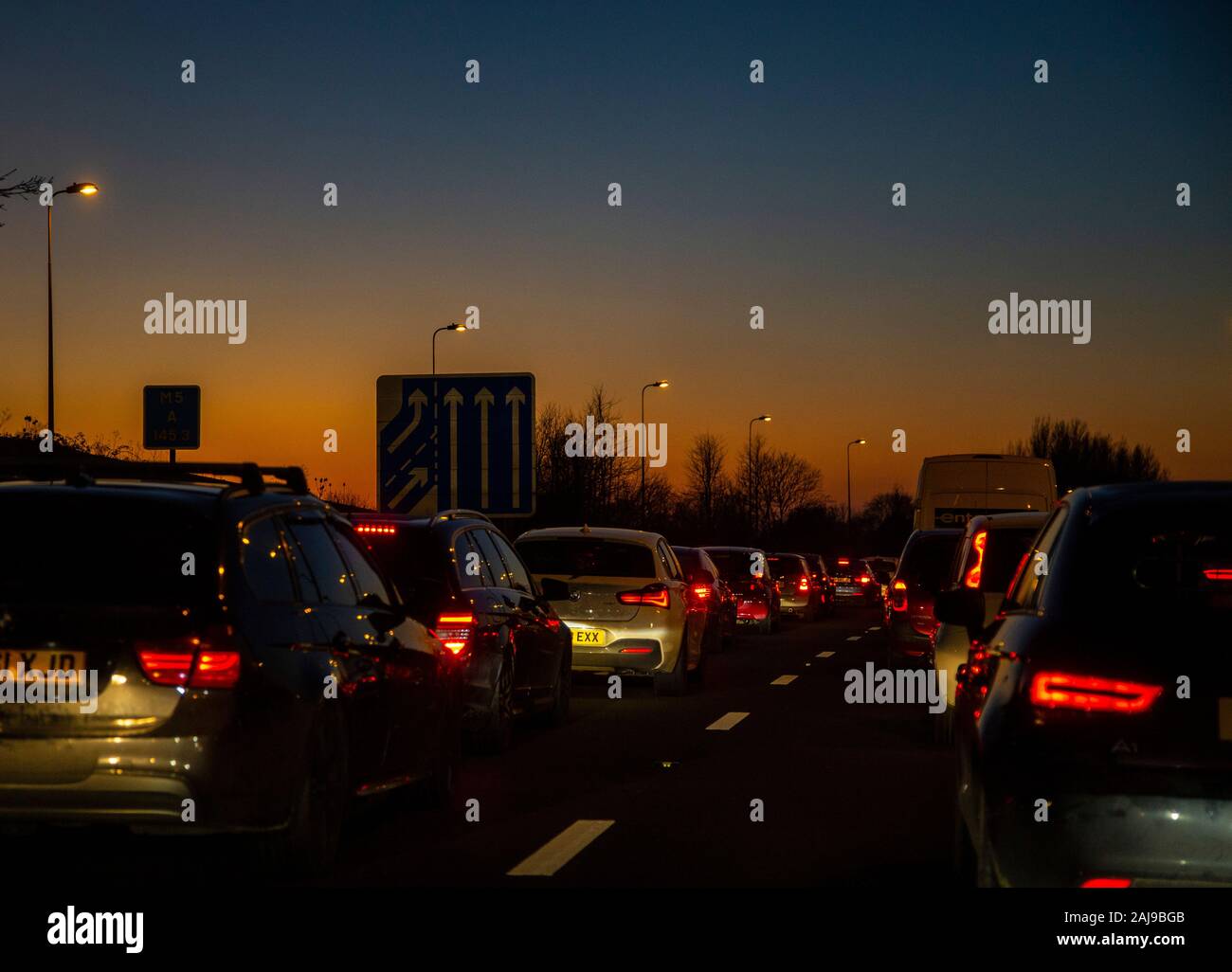 Stau auf der Autobahn M5 in Bristol, England, Einbruch der Nacht, Sonnenuntergang, Sonnenuntergang, Dezember 2019 Stockfoto