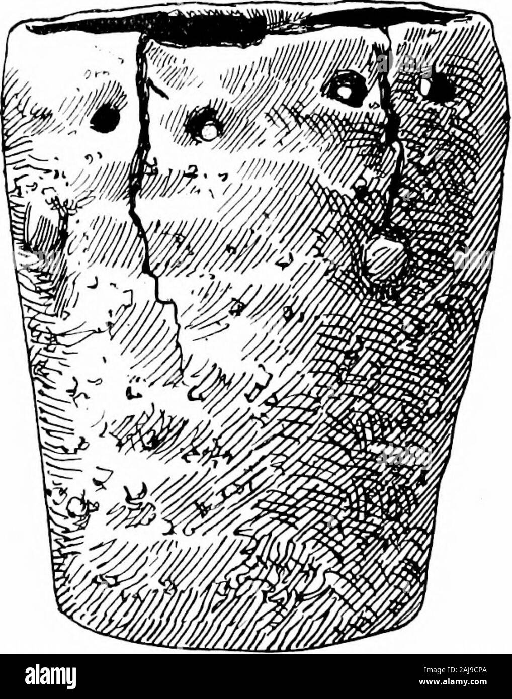 Ein Führer zu den Antiquitäten aus der Bronzezeit in der Abteilung der Britischen und mittelalterliches Antiquitäten. gh und 16 Fuß von Osten nach Westen. In dieser Masse waren foundlarge Urnen mit Abdeckungen offlint oder Sandstein, andsmaller Schiffe, indicatingnearly 50 Bestattungen hier. Eine kleine Serie von Essen - Schiffe aus Schottland andIreland, Letztere (Platte v, 4-6), in der bestimmte Pecu - liarities, und darunter eine schüsselförmige Sorte (Platte V, 5 J confinedto, die Insel. Es ist so, dass die ornamentik Der periodreaches ihre höchste Entwicklung. Co.Um mehr als fiftystone cists mit verbrannte Knochen gefunden wurden Stockfoto