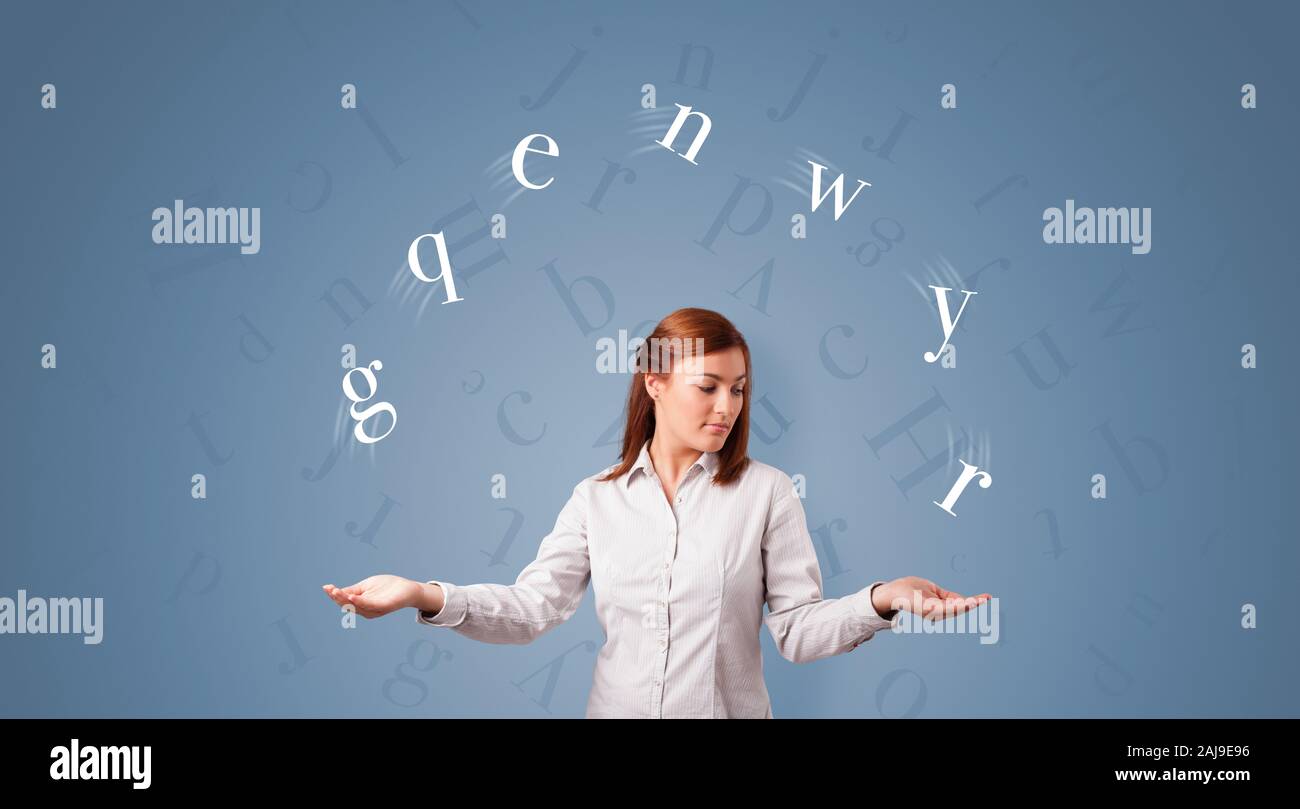 Junger student mit Buchstaben jonglieren Stockfoto