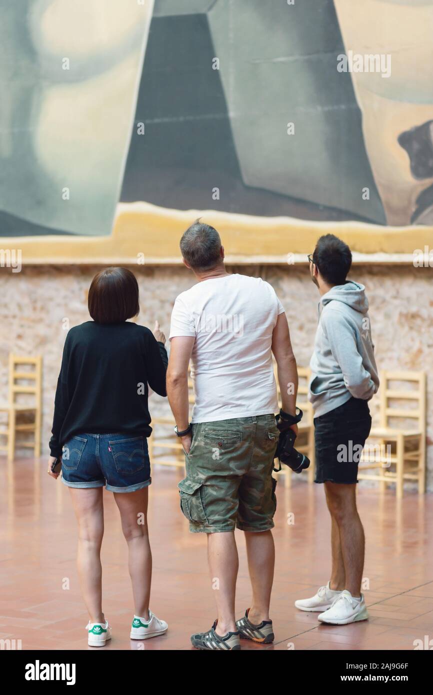 FIGUERES, SPANIEN - 4. AUGUST 2019: Besucher des Salvador Dali Museums in Figueiros, Spanien, sehen sich eines seiner Gemälde an Stockfoto