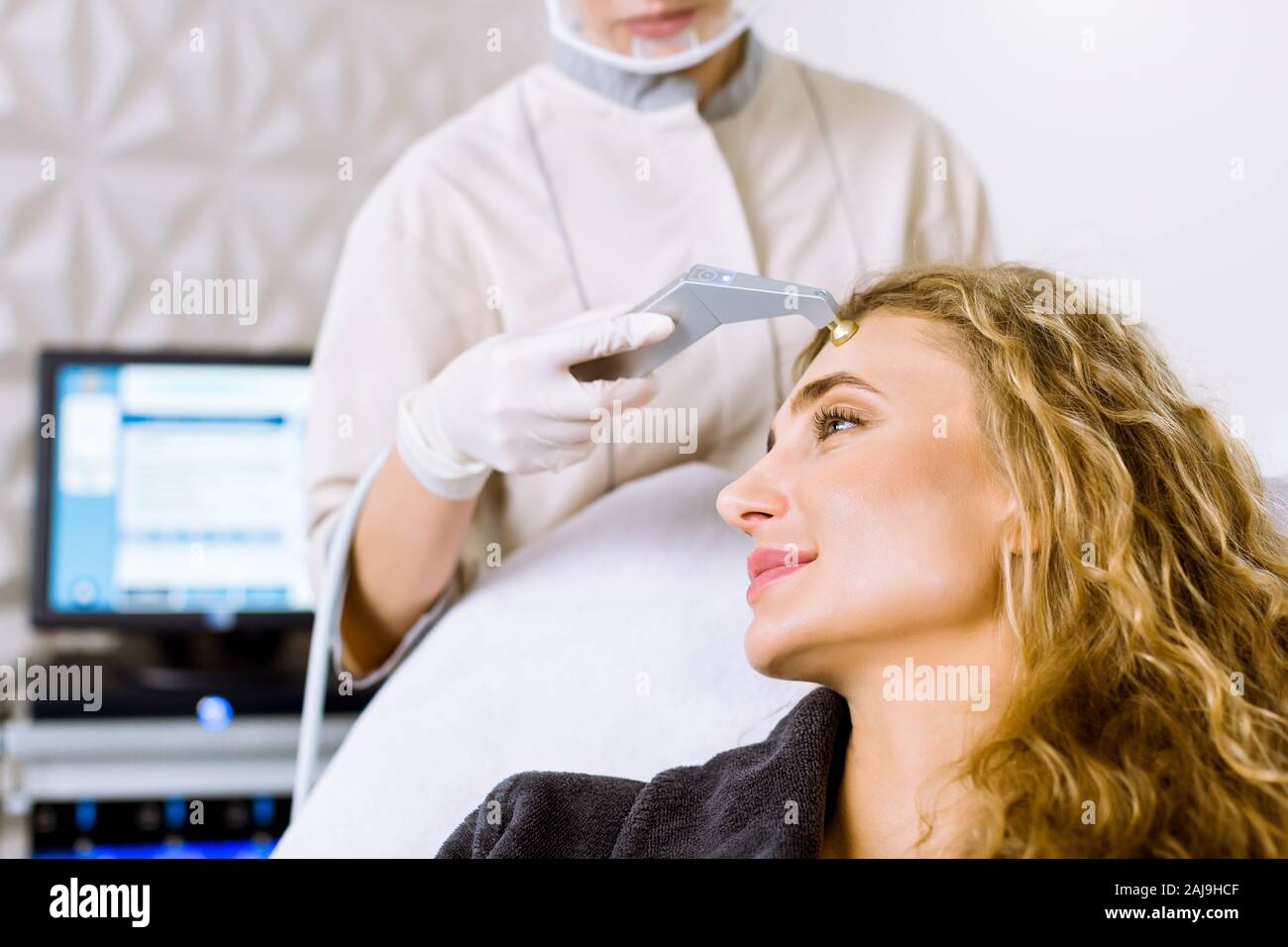Seitenansicht der junge blonde Frau, die Massage - Microdermabrasion in  modernen cosmetological Klinik. Mechanische Peeling, Diamant polieren.  Gesundheit Stockfotografie - Alamy