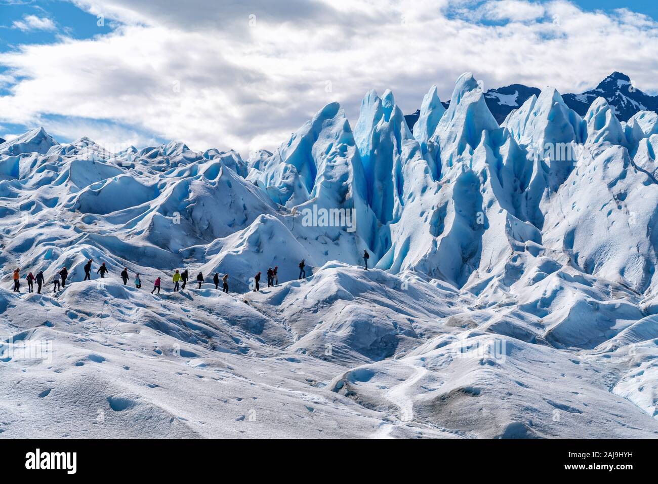 Touristen Trekking auf dem berühmten Perito Moreno Gletscher in der Nähe von El Calafate in Argentinien, Patagonien, Südamerika. Stockfoto