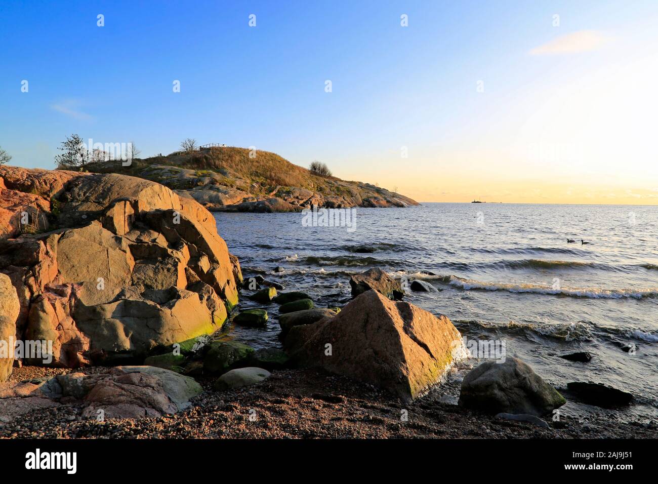 Waterfront Ansehen in den Golf von Finnland in der Nähe von Sonnenuntergang im Oktober mit Meer Felsen, blaues Meer, blauer Himmel. Suomenlinna, Finnland. Stockfoto