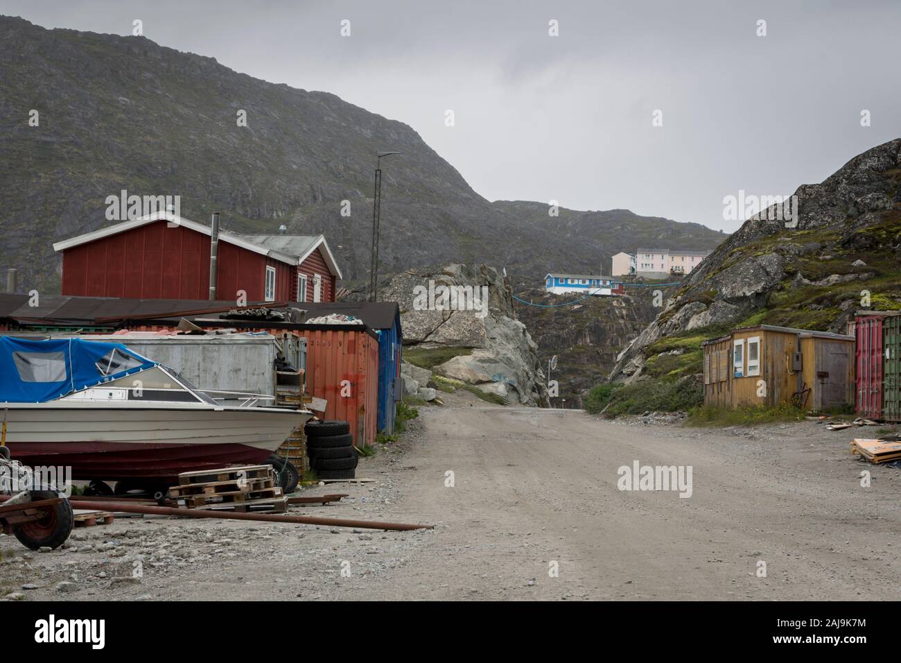 Die Straße vom See Tasersuaq der Stadt Wasserversorgung Qaqortoq. Diese kleine Stadt ist die größte im Süden und die 4. größte Stadt in Grönland. Stockfoto