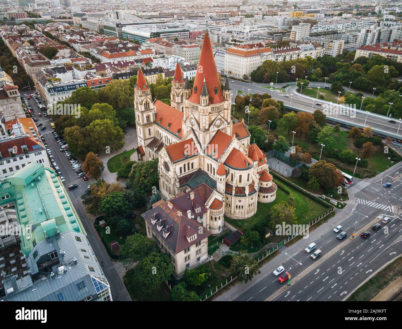 Wien, Österreich, Luftaufnahme des Heiligen Franz von Assisi Kirche. Stockfoto