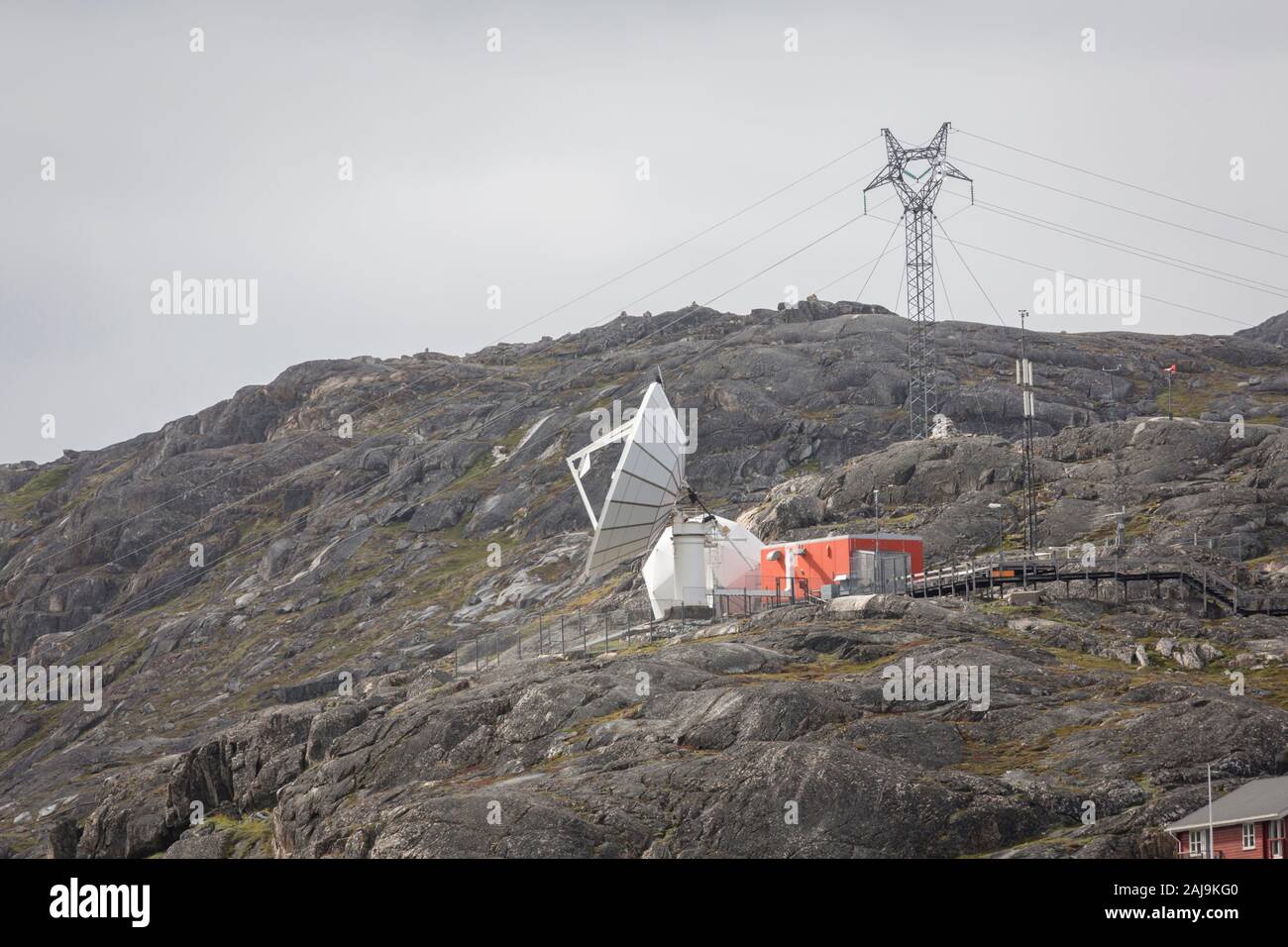 Satellitenschüssel und Mast auf einem Hügel in der Nähe von Qaqortoq, Grönland Stockfoto