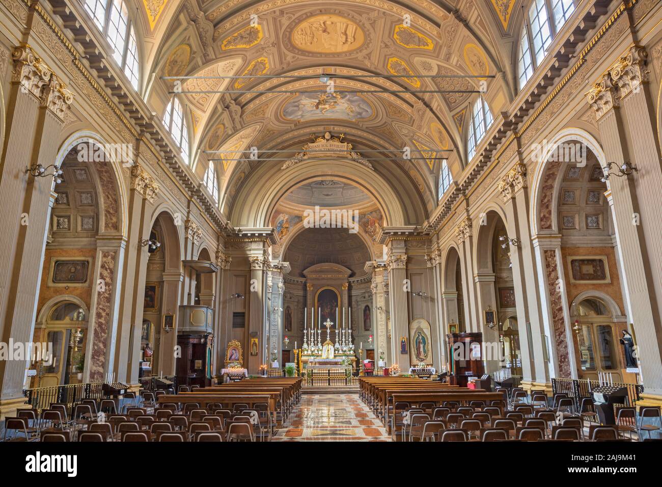 BOLOGNA, Italien - 18 April 2018: Das kirchenschiff der barocken Kirche Chiesa di San Benedetto. Stockfoto