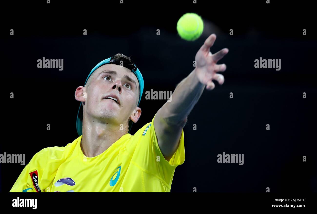 Brisbane, Australien. 3 Jan, 2020. Alex de Minaur von Australien gibt einen Schuß während die ATP-WM Gruppe F gegen Alexander Zverev Deutschlands in Brisbane, Australien, am Jan. 3, 2020. Credit: Bai Xuefei/Xinhua/Alamy leben Nachrichten Stockfoto