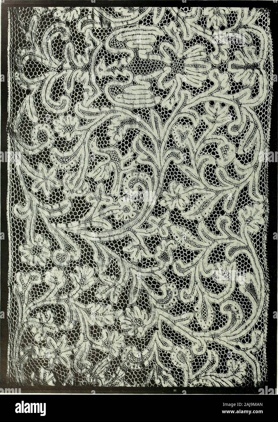 Sieben Jahrhunderte der Spitze. Platte XCIII das Gesetz XCII, tatsächliche Größe Genuesen, zyth Jahrhundert. Platte XCIV. Volant - SPULENGEHÄUSEOBERTEIL SPITZEN THT pattTii von btautifuUy arrangiert Schriftrollen und flowtrs umfasst ein Adler mit einem Marquis Coronet undandere kleine Vögel: Ein r^seau verbindet das Ganze, 3 ft. x 12 in. Milanese, iSlh Jahrhundert Stockfoto