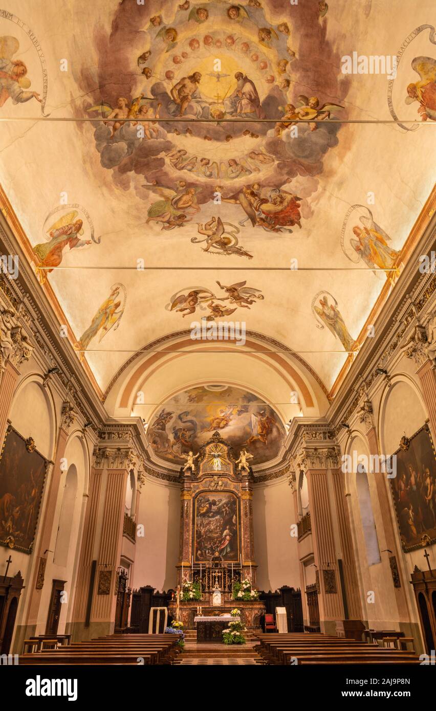 COMO, Italien - 11. MAI 2015: Das deckenfresko der Heiligen Dreifaltigkeit in der Kirche Chiesa di San Orsola von Gian Domenico Caresana (1616). Stockfoto