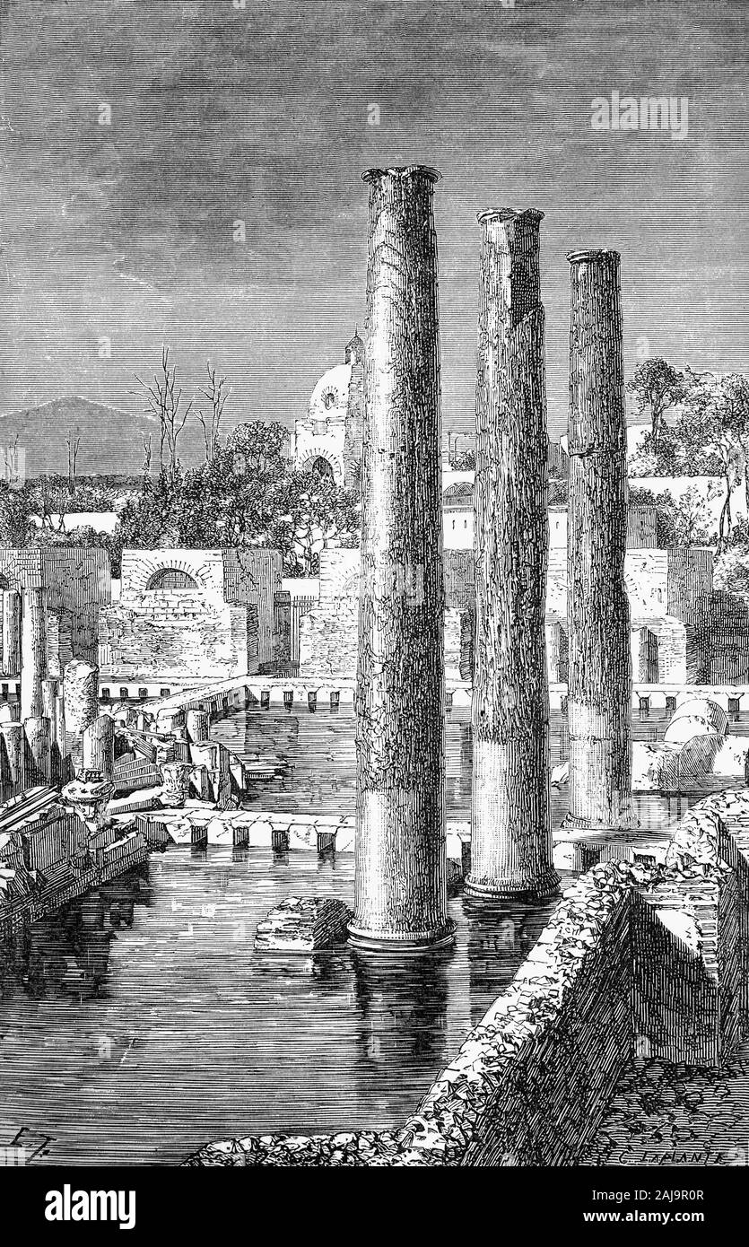 Das Macellum von Pozzuoli war der Markt Gebäude der römischen Kolonie von Puteoli, jetzt die Stadt Pozzuoli im südlichen Italien. Es war zwischen dem späten ersten und frühen zweiten Jahrhundert gebaut und restauriert im dritten Jahrhundert N.CHR. unter dem Severan dynasty. Wenn er zum ersten Mal im 18. Jahrhundert ausgegraben, die Entdeckung einer Statue des Serapis führte zu dem Gebäude fälschlicherweise als der Stadt Serapis-tempel. Bohrungen von marine Lithophaga Muscheln im Stehen, Marmorsäulen links angegeben, dass sie blieben aufrecht über Jahrhunderte hatte, während Sie die Seite unter dem Meeresspiegel sank, dann wieder aufgetaucht. Stockfoto