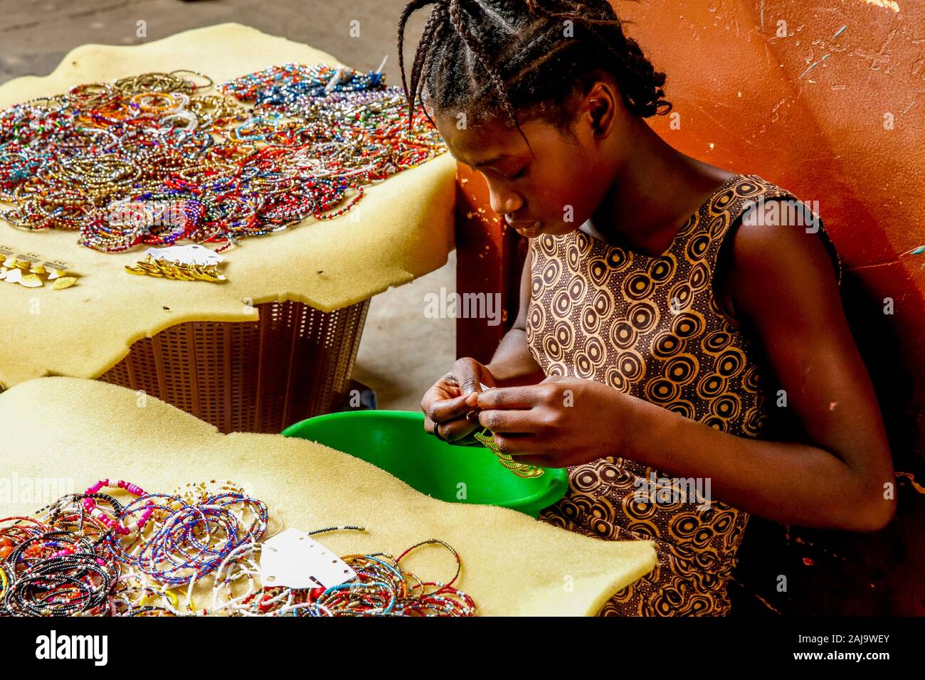 Mädchen herstellen und verkaufen von Schmuck in Ouagadougou, Burkina Faso Stockfoto