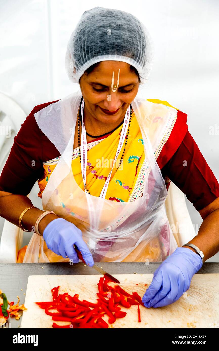Essen Vorbereitung bei janmashtami hinduistische Fest, Watford, u Stockfoto