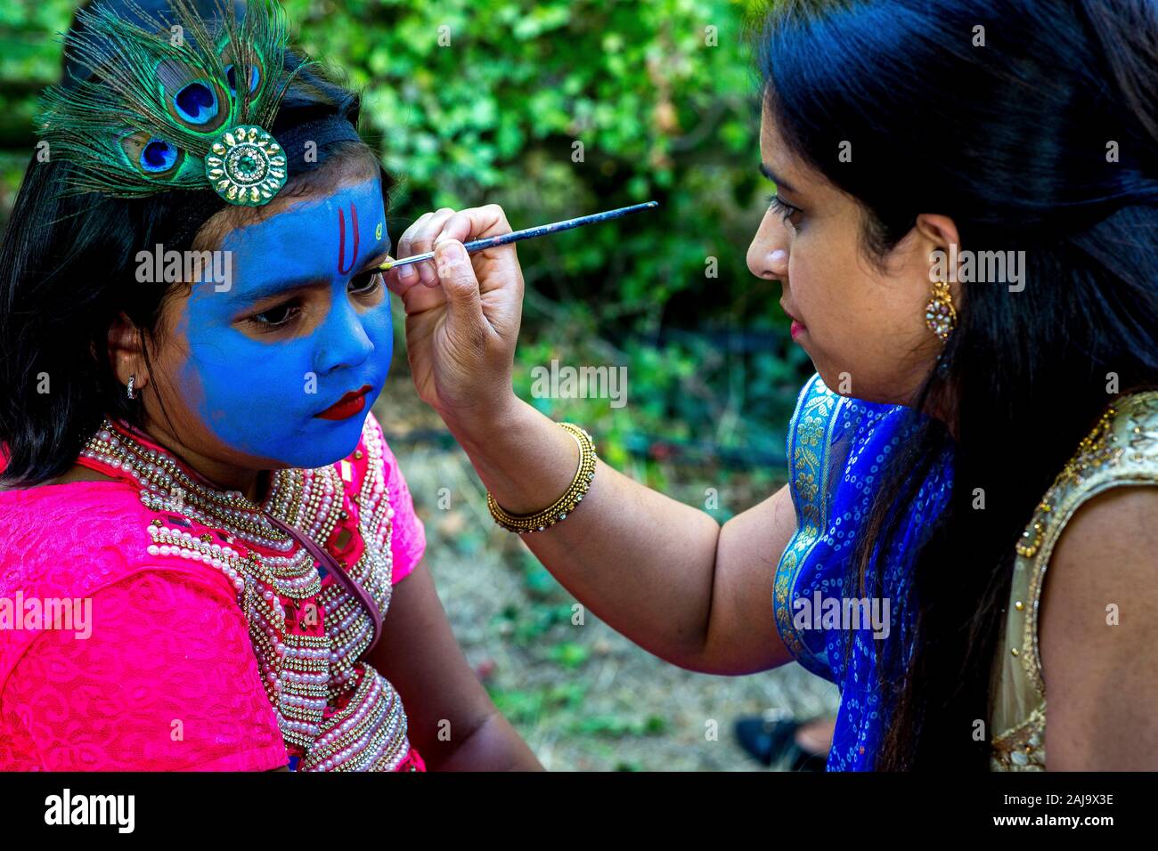 Make-up bei janmashtami hinduistische Fest, Watford, u Stockfoto