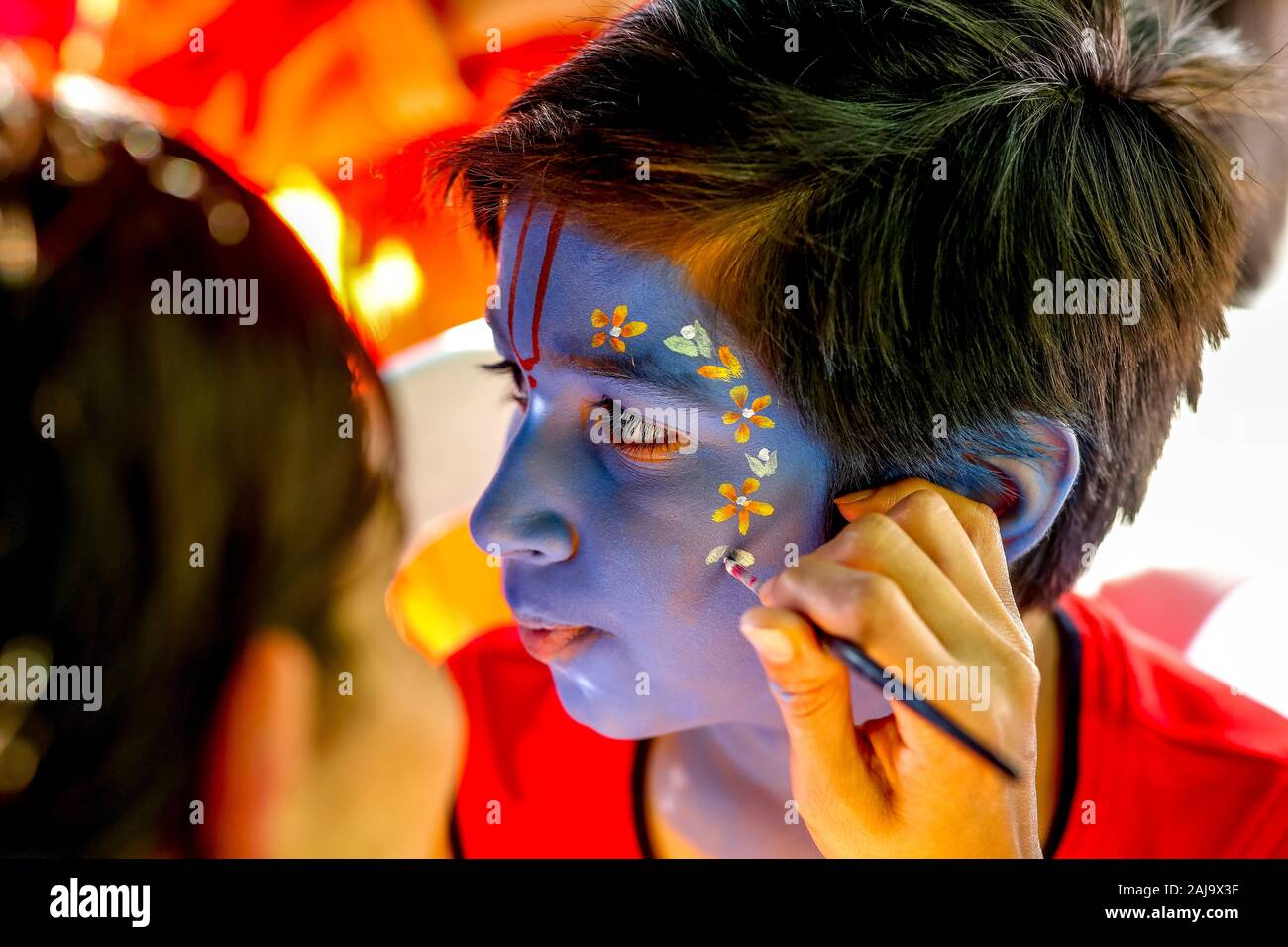 Make-up bei janmashtami hinduistische Fest, Watford, u Stockfoto
