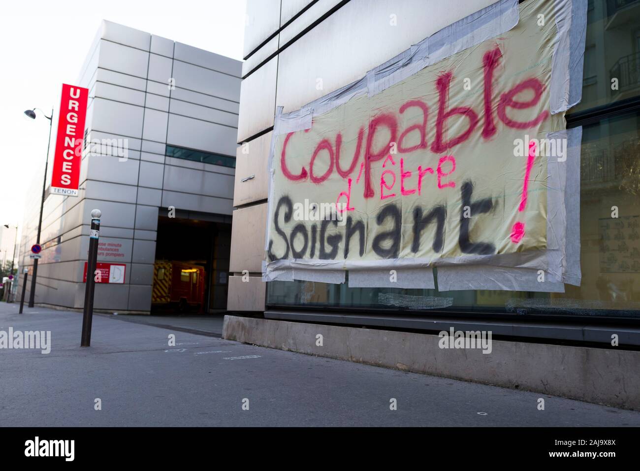 Streikposten Zeichen der Forderungen, indem er die Mitarbeiter an Zapfen Krankenhaus in Paris. Stockfoto