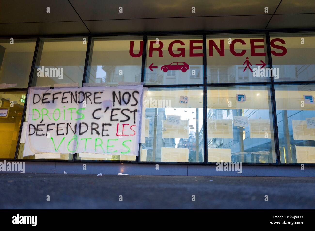 Streikposten Zeichen der Forderungen, indem er die Mitarbeiter an Zapfen Krankenhaus in Paris. Stockfoto