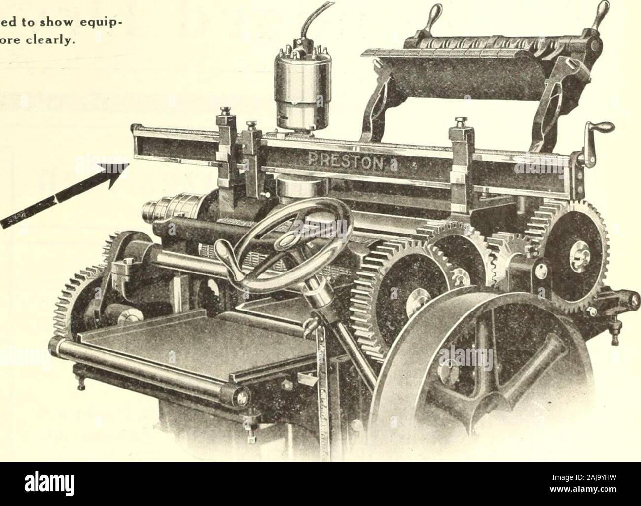 Kanadische Holzwerkstoffindustrie. Oben Schnitt zeigt die Maschine mit 1 ausgestattet. Speziell SKF Kugellager ausgewählt. 3. Schnitt Rollen. 2. Runde Zylinder mit 4 High Speed Messer. 4. Schnitt Chipbreaker. N. B. Guard* entfernt werden shment und Konstruktion klarer Schnitt im rechten ist dasselbe wie abovebut zeigt Maschine equippedas gut mit Stockbridge ElectricKnife Grinder andJointer, mit denen die CylinderKnives sind Boden und jointedright in ihren Platz auf der Maschine. Wir möchten mit Ihnen sprechen Planer, wenn s ie sind auf dem Markt Machinery Company, Ltd., ONTARIO Spezialisten in Kugellager nicht Stockfoto