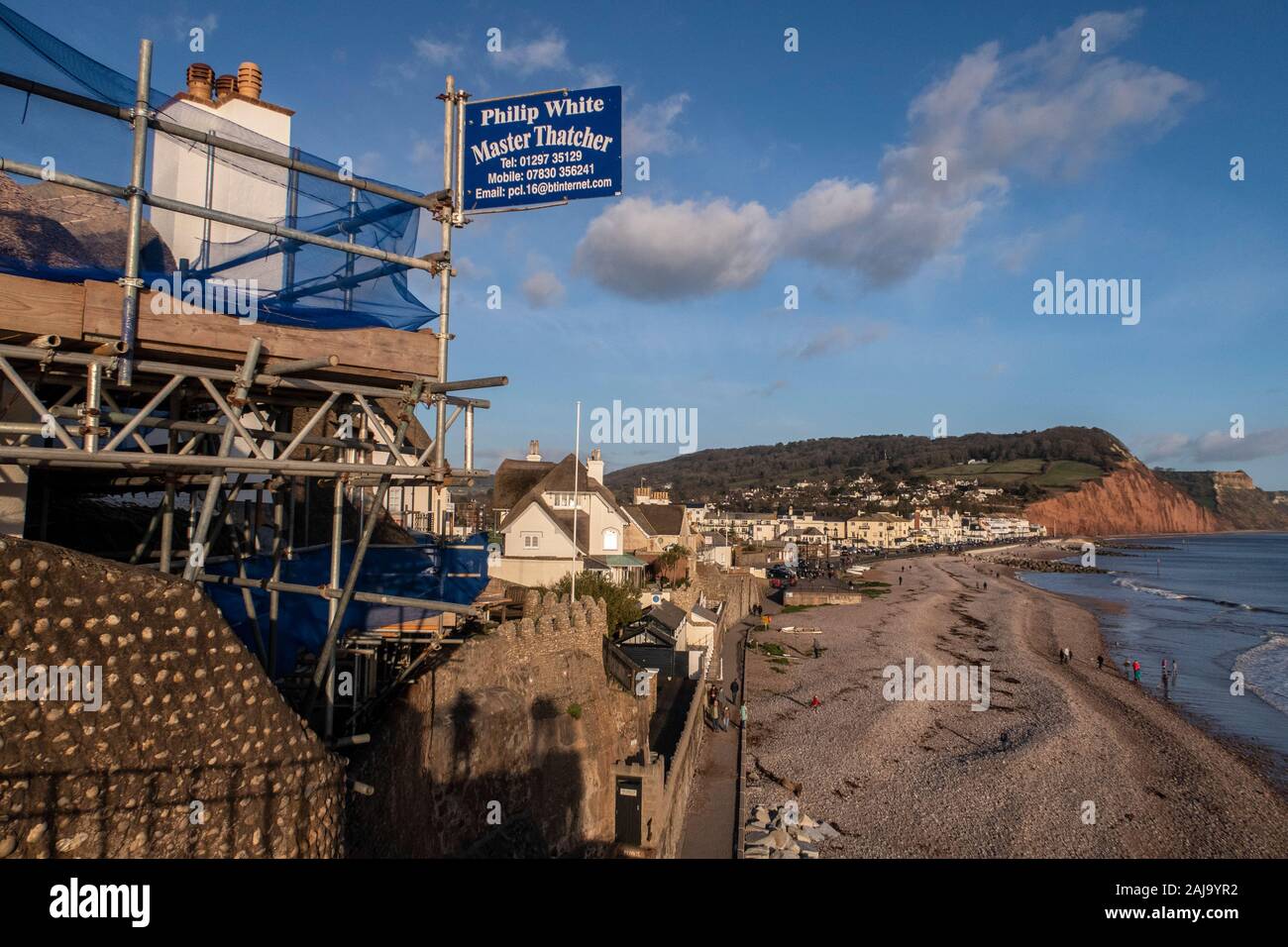 Einen Master's Thatcher Schild hängt an Gerüst hoch über der Küste von Sidmouth, Devon. Stockfoto