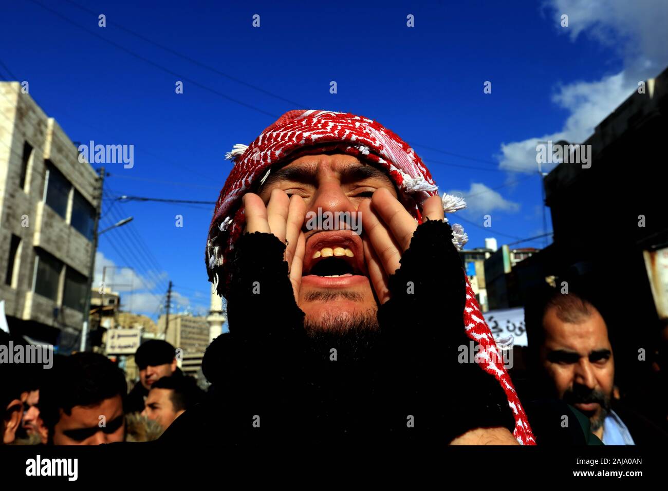 (200103) - Amman, Januar 3, 2020 (Xinhua) - ein jordanischer Demonstrant Gesänge Slogans während eines Protestes in Amman, Jordanien, Jan. 3, 2020. Hunderte von jordanier auf die Strasse am Freitag der Start von Erdgas importieren aus Israel zu protestieren. (Foto von Mohammad Abu Ghosh/Xinhua) Stockfoto