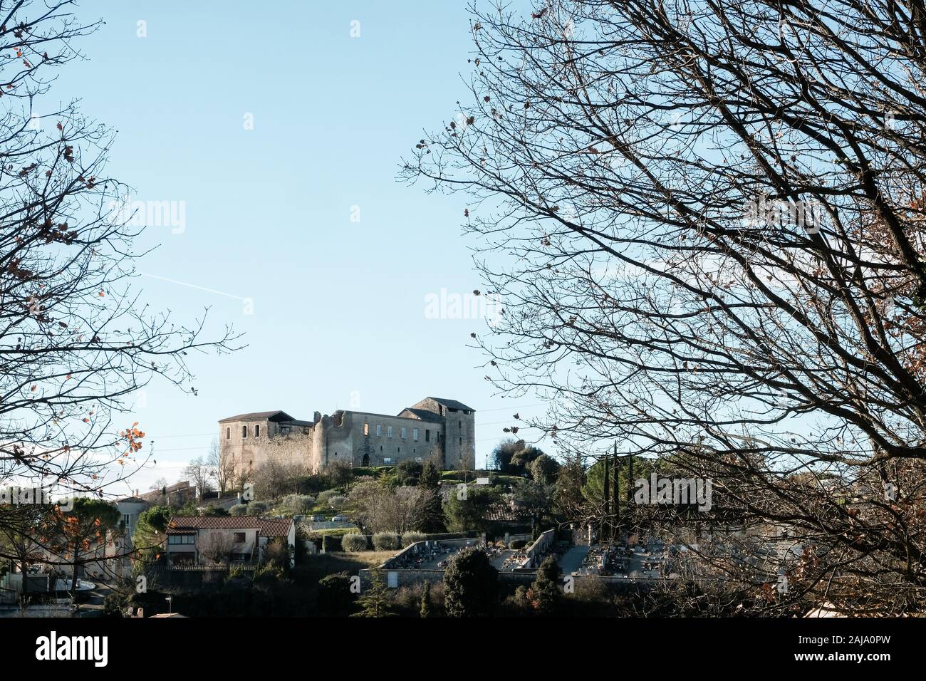 Dezember 2019, Gréoux-les-Bains, Alpes-de-Haute-Provence, Provence - Alpes - Côte d'Azur, Frankreich. Provenzalischen Dorfes, französische Gemeinde Stockfoto