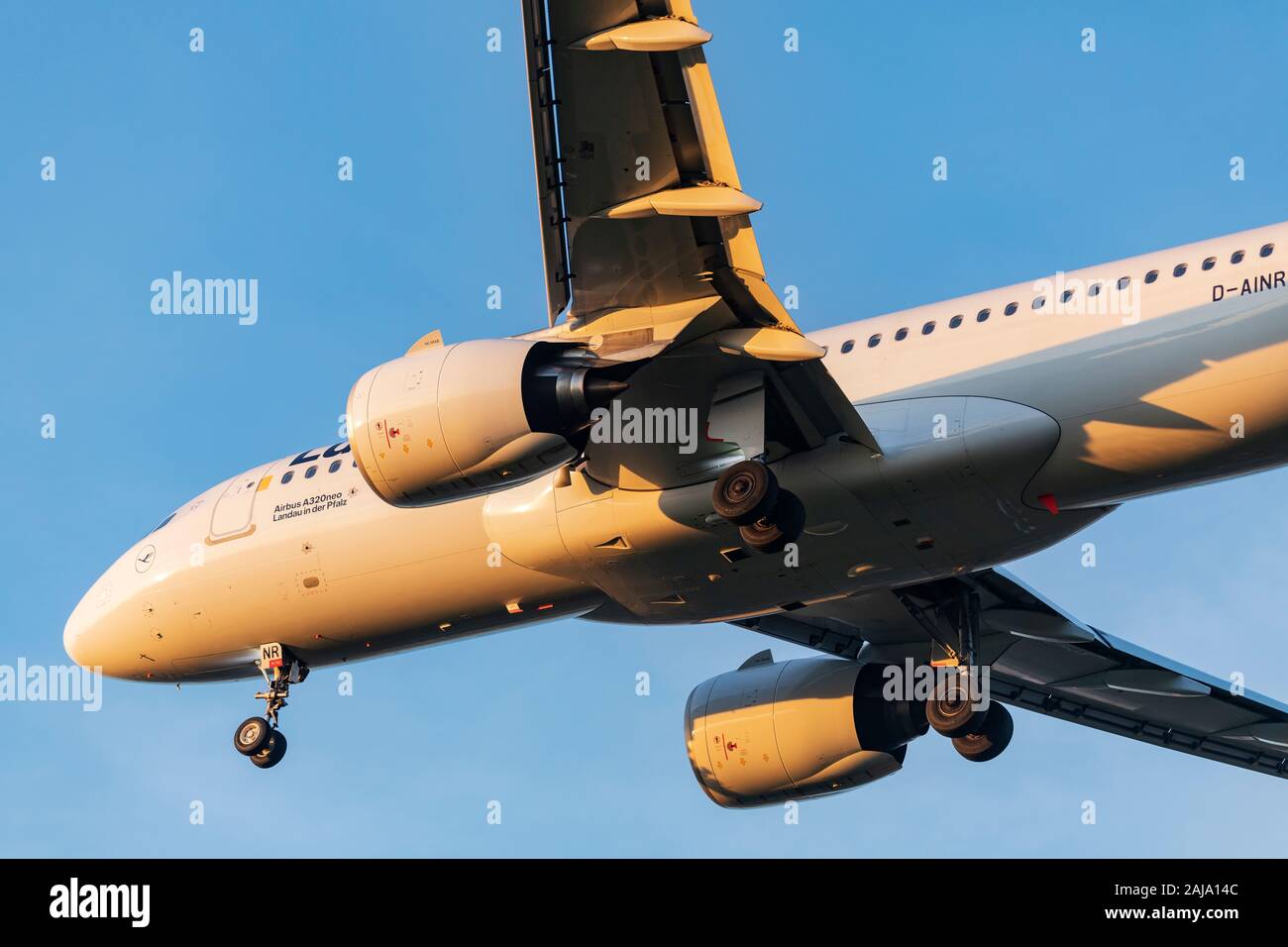 Lufthansa Airbus A320 Neo Registrierung D-AINR in neue livery Landung auf dem 29. Dezember 2019 am Londoner Flughafen Heathrow, Middlesex, Großbritannien Stockfoto