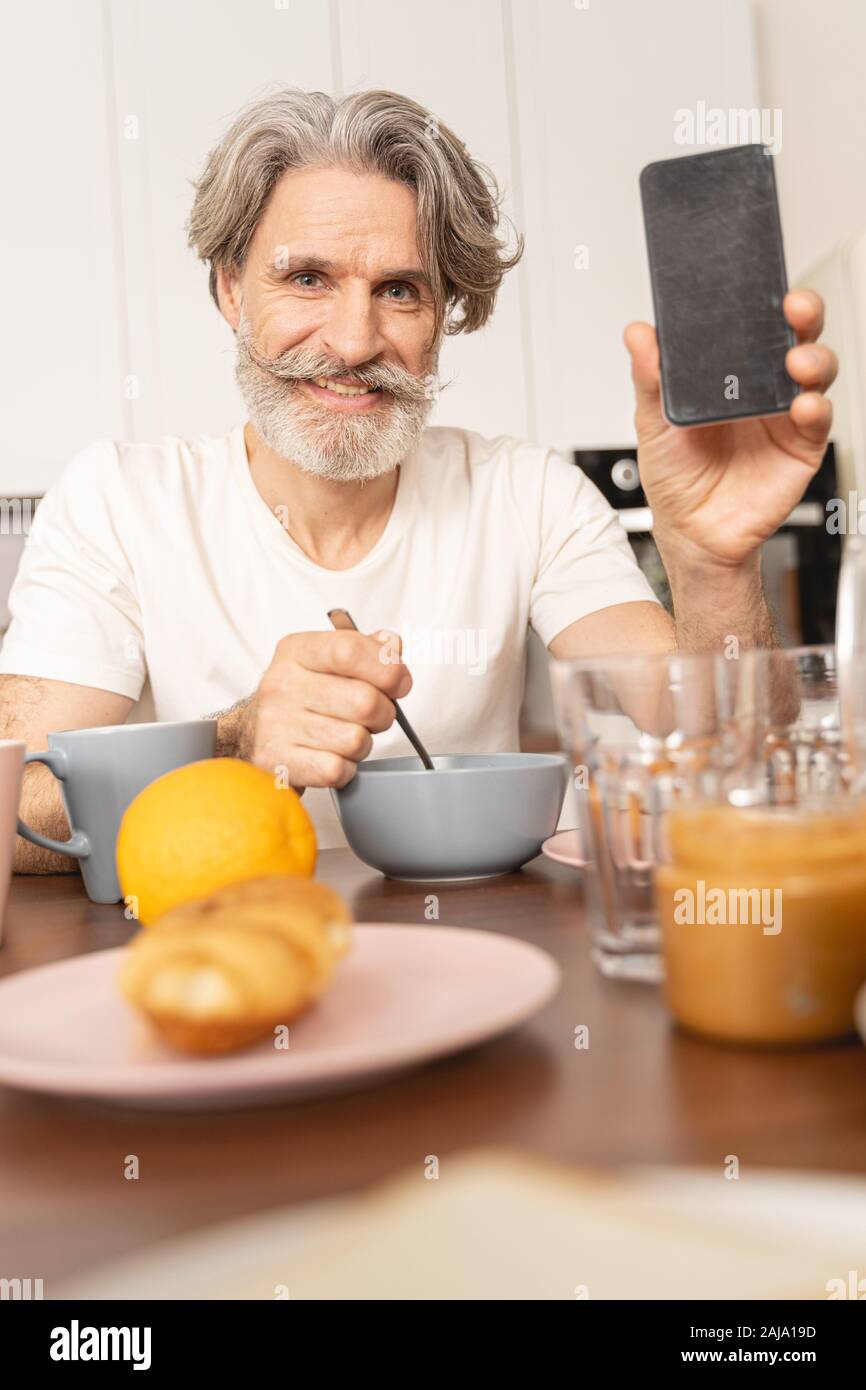 Schöner kaukasischer Mann posiert für die Kamera Stockfoto