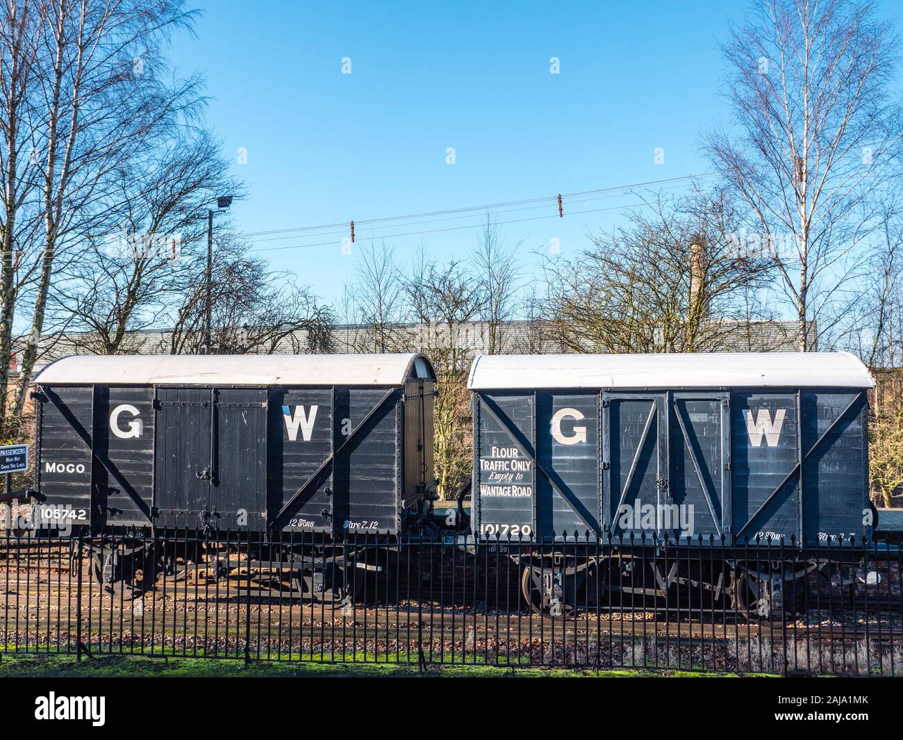Geschlossene Eisenbahnwaggons, GW, GWR Rail Schienenfahrzeuge, Didcot Railway Centre, Oxfordshire, England, UK, GB. Stockfoto
