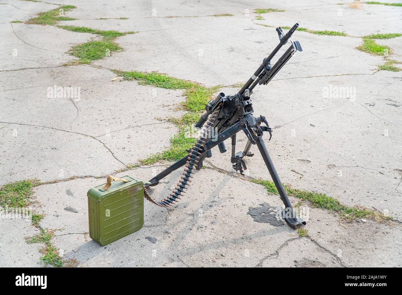 Ein leichtes Maschinengewehr auf zweibein mit zielfernrohren. Russische Waffe Stockfoto