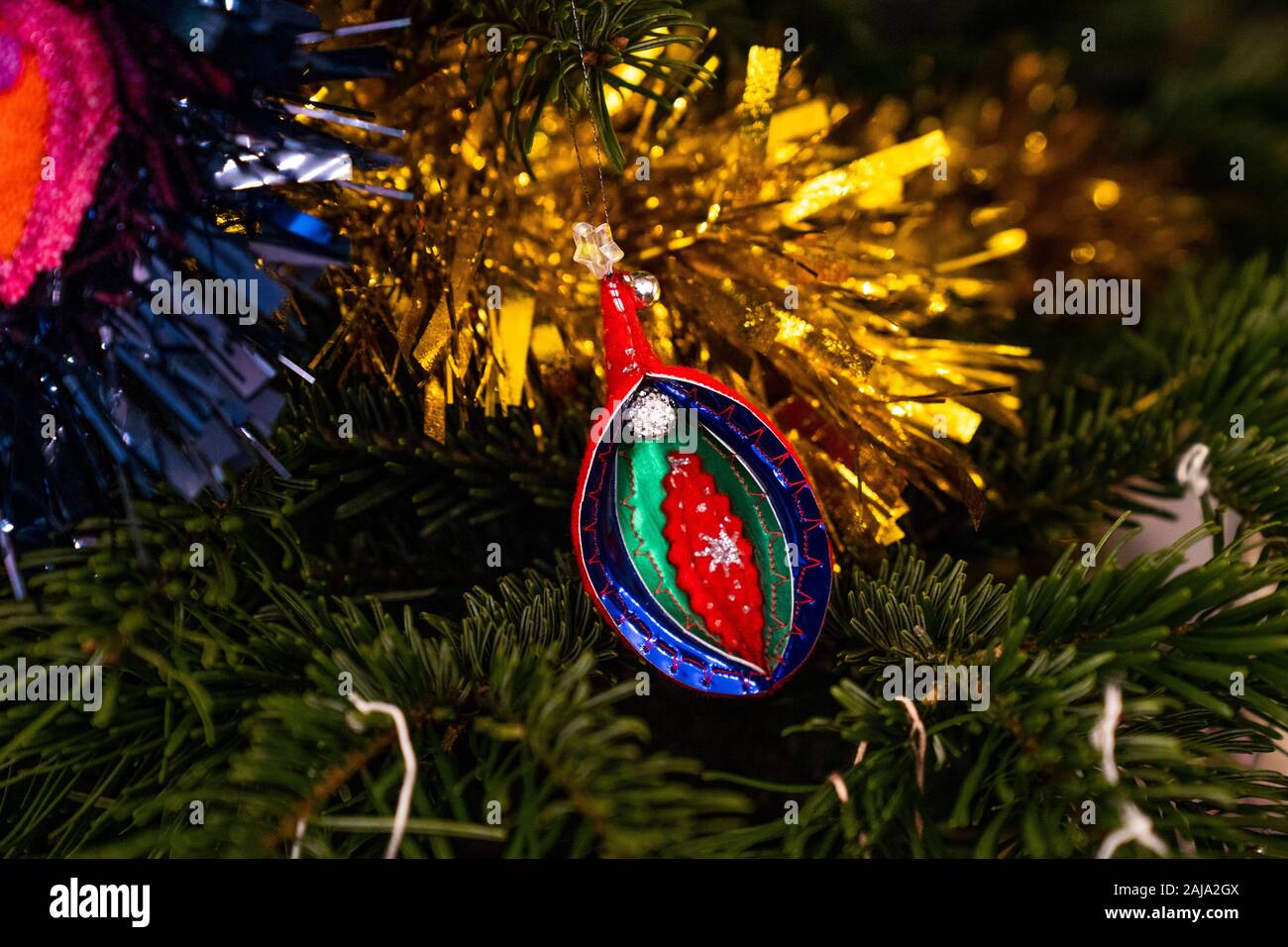 Details von Weihnachten Dekorationen am Baum. Stockfoto