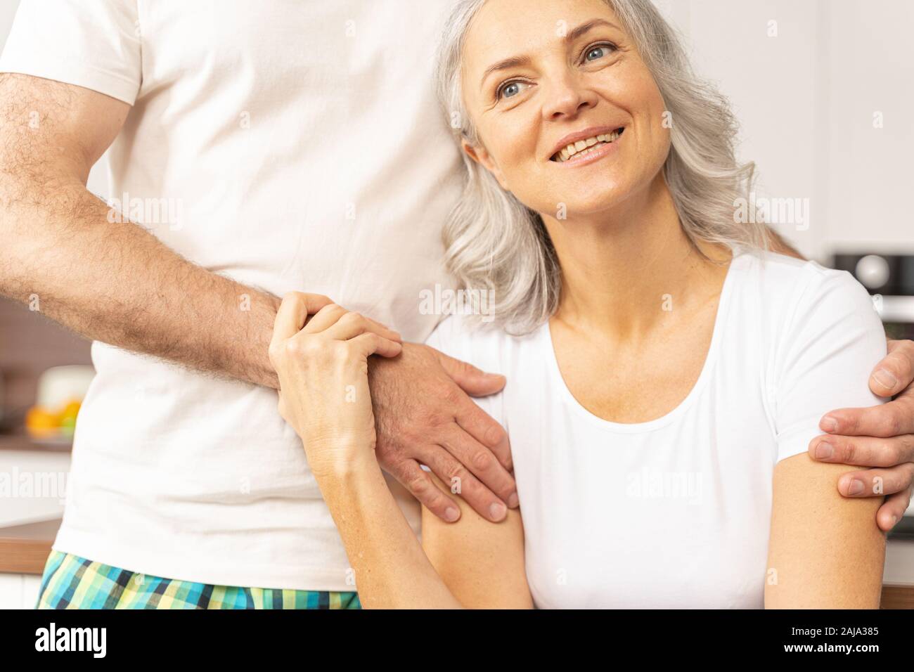Attraktive glückliche Frau lehnt sich an einen Mann Stockfoto