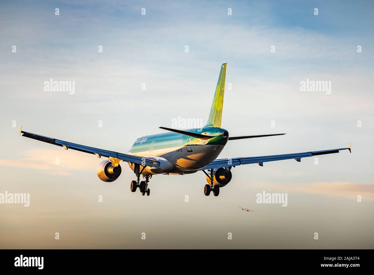 Aer Lingus Airbus A320 Registrierung EI-DVH-Landung bei Sonnenuntergang auf dem 29. Dezember 2019 am Londoner Flughafen Heathrow, Middlesex, Großbritannien Stockfoto