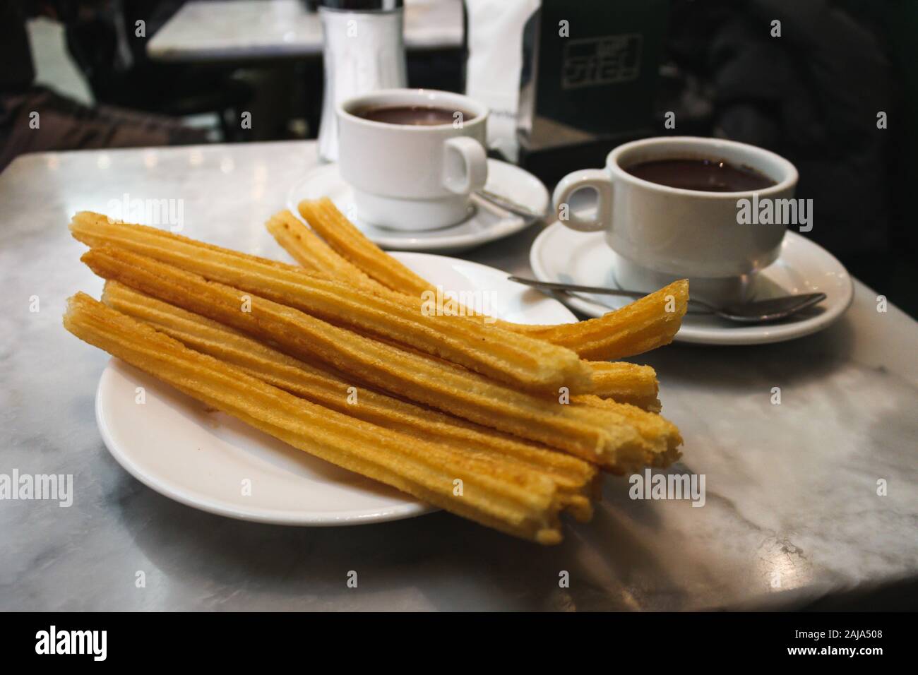 Churros und heiße Schokolade zu trinken San Gines in Madrid, Spanien. Stockfoto