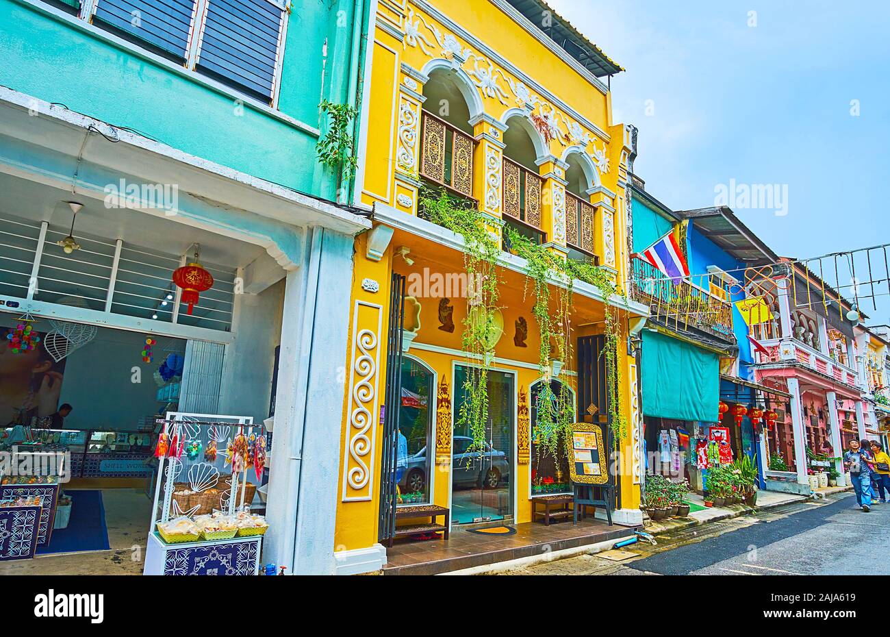 PHUKET, Thailand - 30 april, 2019: Erkunden Sie sino-Architektur der Altstadt mit vielen malerischen erhaltenen und restaurierten Stadthäusern, am 30. April in Stockfoto