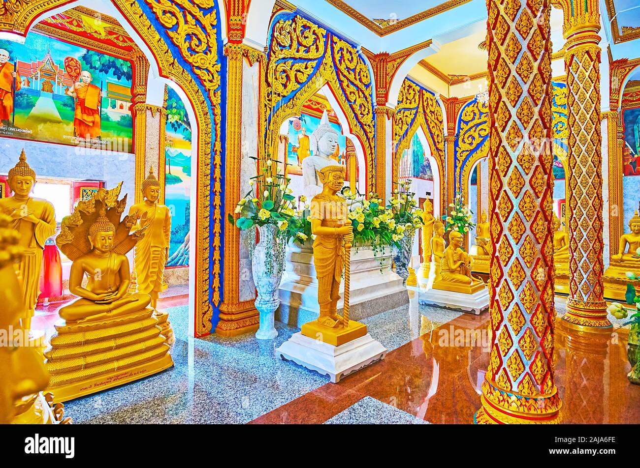 Hua Hin, Thailand - 30. APRIL 2019: Die hervorragende Ausstattung der Wat Chalong Pagode mit relief Ornamente auf Wände und Säulen, Wandbilder, Buddha Bilder ein Stockfoto