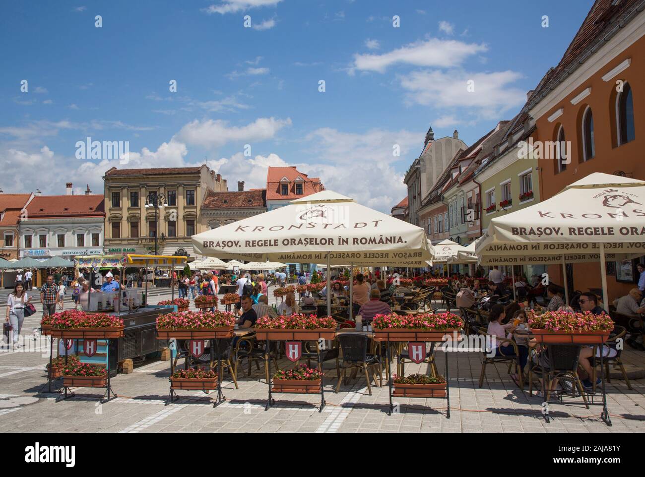 Restaurants im Freien, Piata Sfatului (Rathausplatz), Brasov, Siebenbürgen, Rumänien Stockfoto