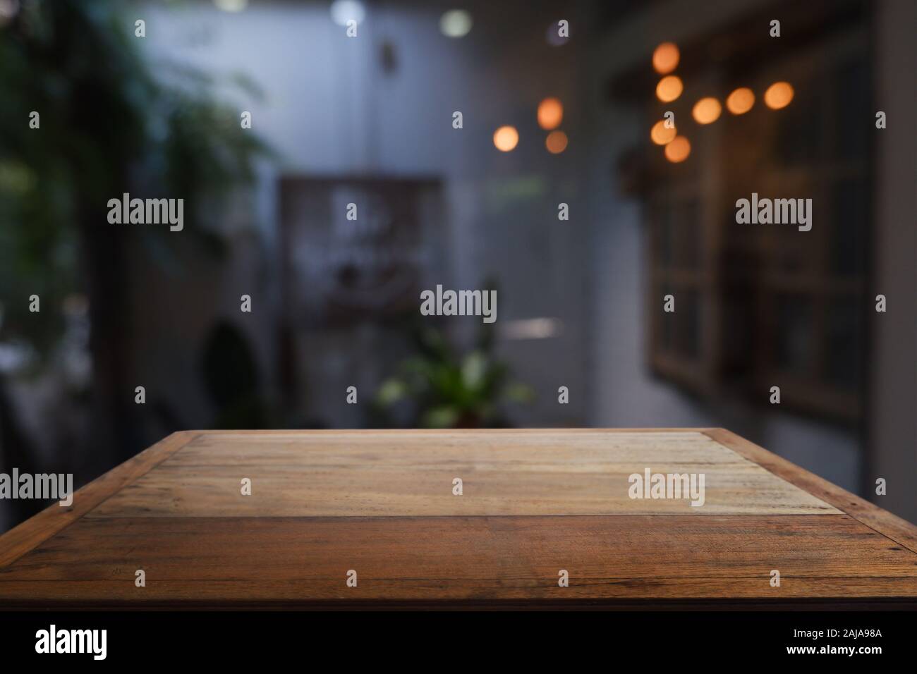 Holz Tisch vor unscharfen Cafe innen Stockfoto
