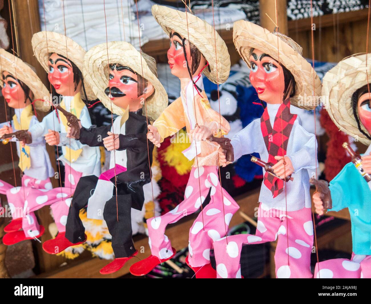 Puppen mit Sombrero und Waffen zum Verkauf in San Antonio, TX Stockfoto