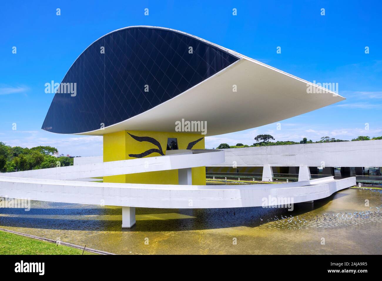 Oscar Niemeyer Museum, auch als MON, in Curitiba, Parana, Brasilien bekannt. Stockfoto