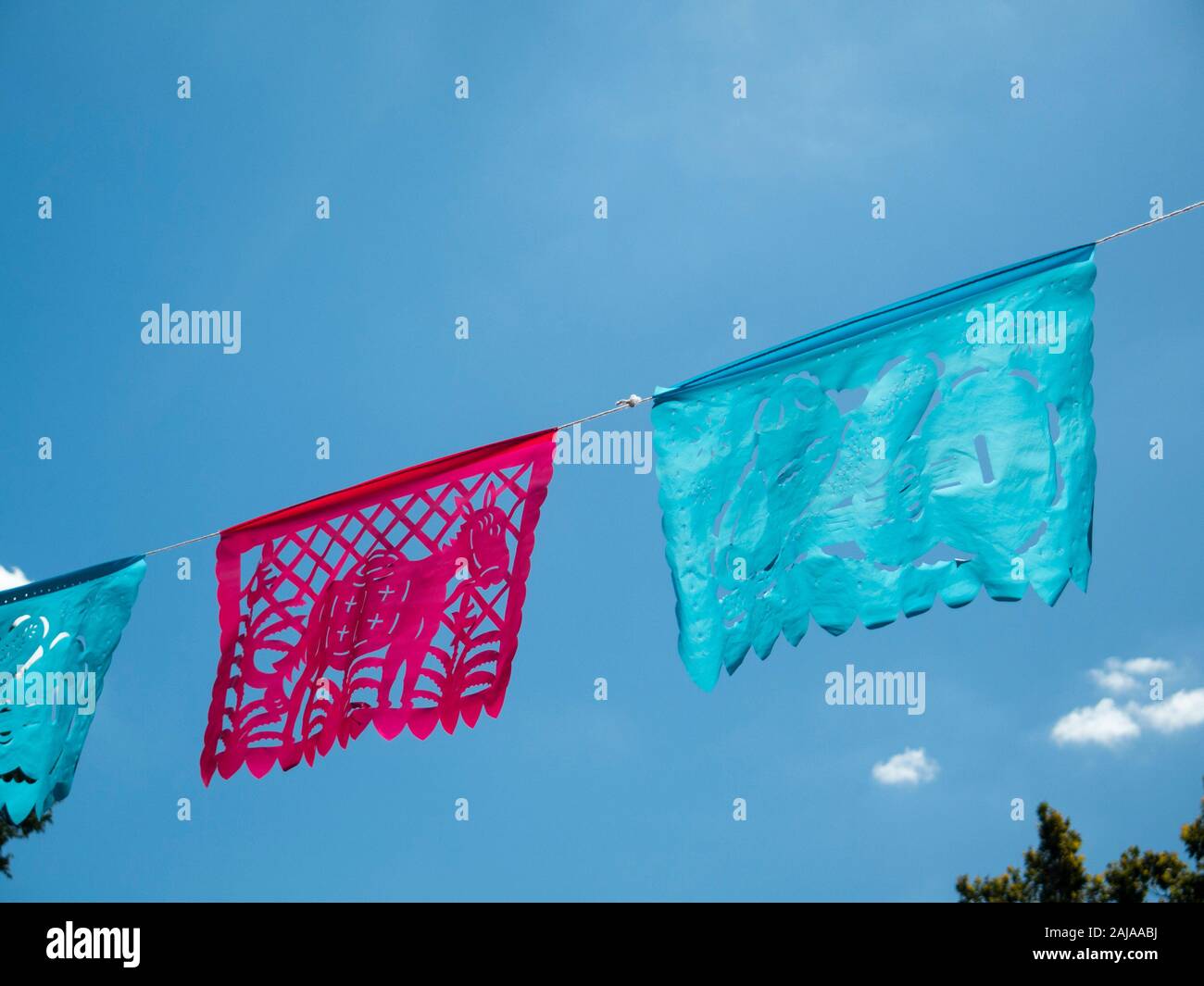 Papel picado ('perforiertes Papier, ''pickten Papier") gegen Himmel, San Antonio, Texas Stockfoto