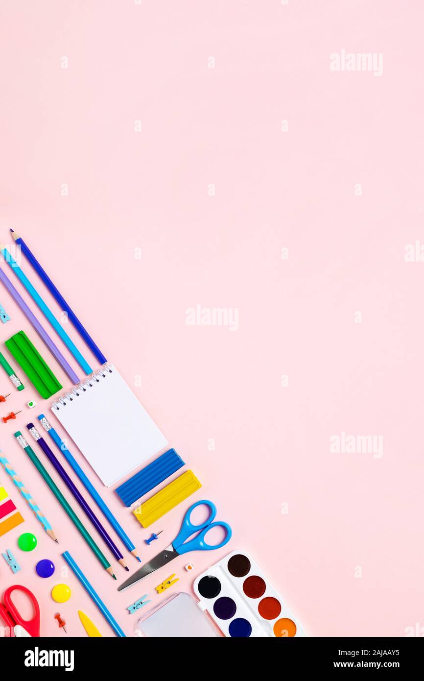 Schule und Universität liefert auf rosa Hintergrund. Vertikale Komposition. Flach, Ansicht von oben, kopieren. Stockfoto