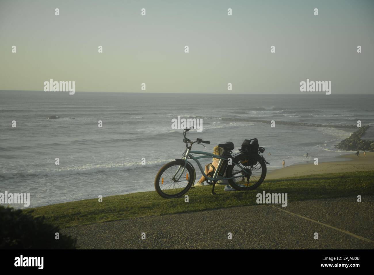 Radfahrer macht eine Pause an der baskischen Küste, Pasakdek Stockfoto