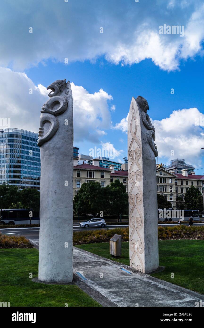 "Zwei pouwhenua, Wai-titi Landung' Skulptur von Ra Vincent, 2005, Lambton Quay, Wellington, Neuseeland Stockfoto