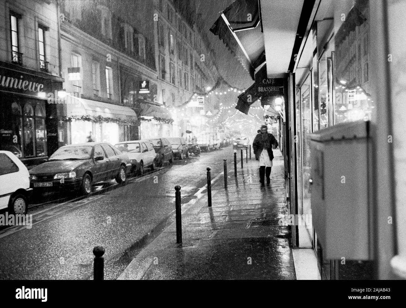 PARIS WINTER - Fußgänger kämpfen WIEDER EINE STARKE SCHNEESCHAUER - LEICA NIGHT STREET FOTOGRAFIE - PARIS STREET FOTOGRAFIE - SILBER FILM © Frédéric BEAUMONT Stockfoto