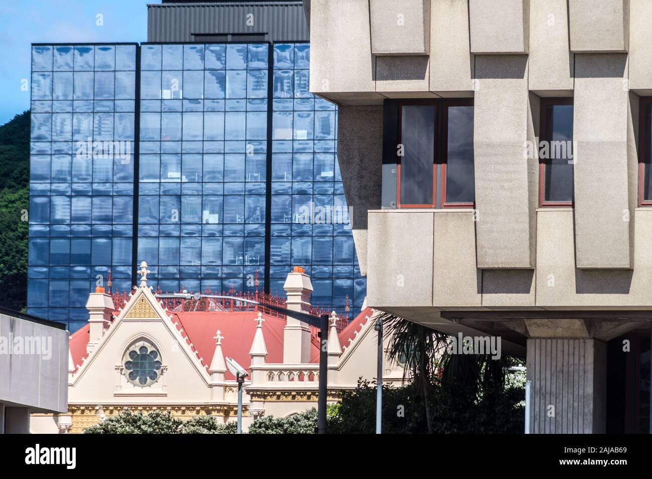 Parlamentarische Bibliothek, 1899, und die Nationale Bibliothek, 1987, Wellington, Neuseeland Stockfoto