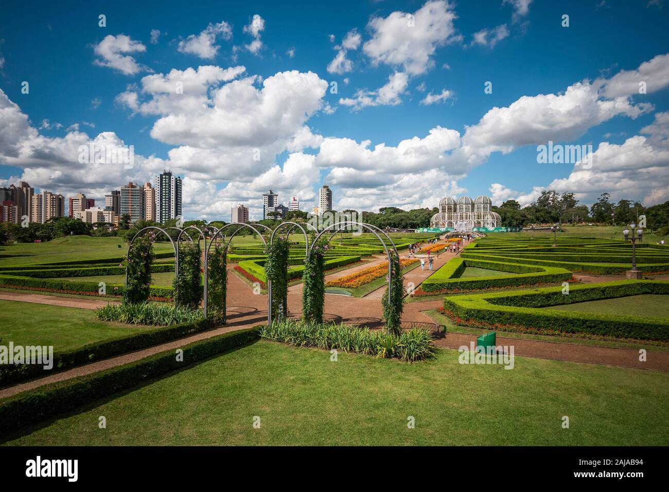 Die botanischen Gärten von Curitiba an einem sonnigen Tag in Curitiba, die Hauptstadt und die größte Stadt im Bundesstaat Parana, Brasilien. Stockfoto