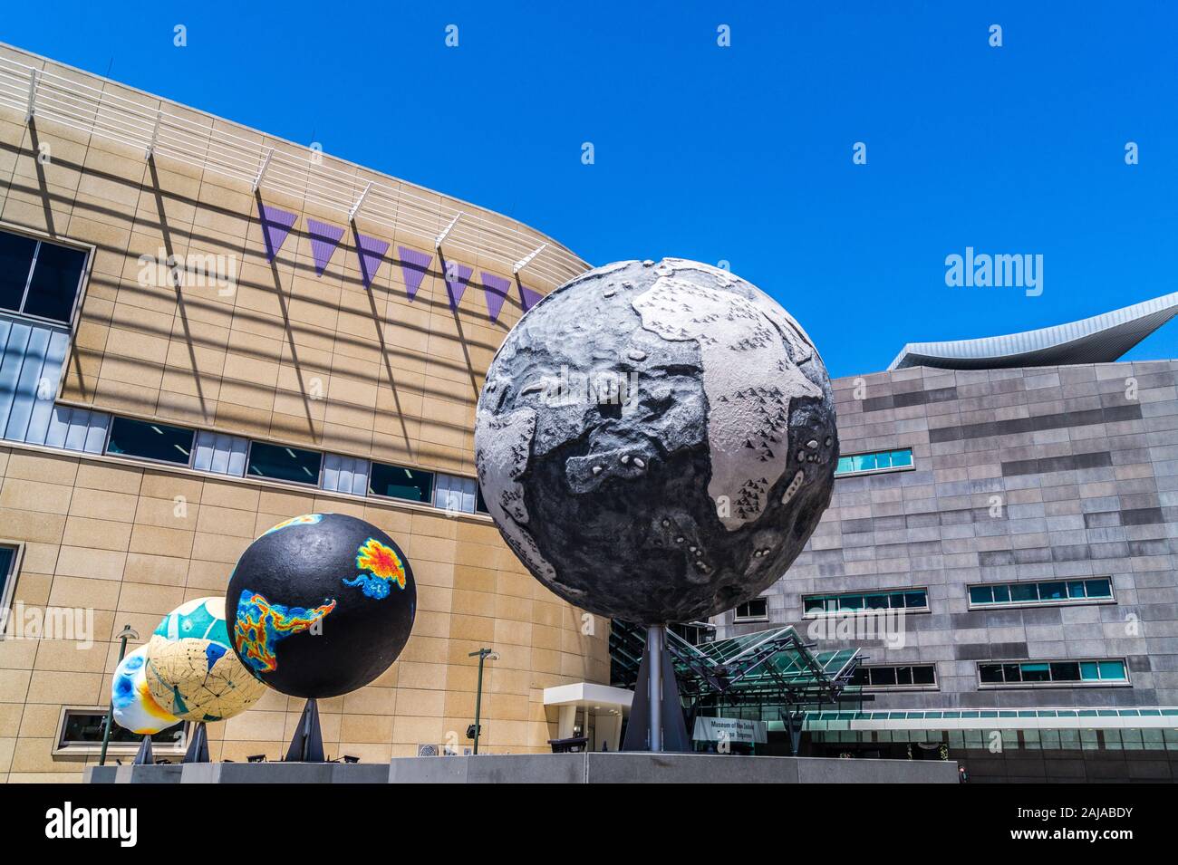 '4 Globen: Tellurischen Aufständen Redux' Skulptur von Ruth Watson, 2017, Museum für Neuseeland Te Papa Tongarewa, Te Papa Wellington, Neuseeland Stockfoto