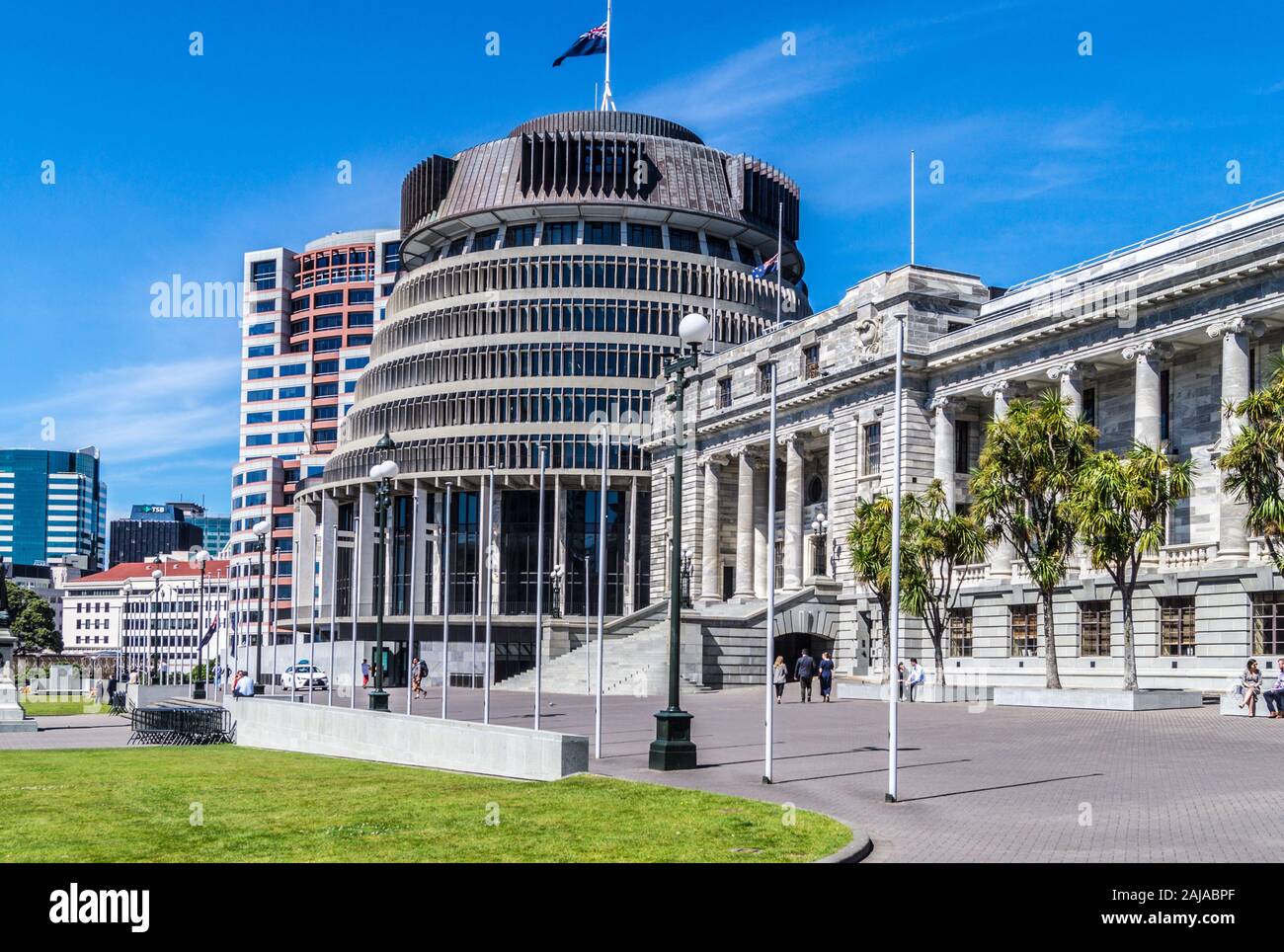 "Regierung Gebäude der Bienenstock" von Basil Spence und Fergus Sheppard, 1969-1979, Wellington, Neuseeland. Flagge auf Halbmast für die Weisse Insel Eruption Stockfoto