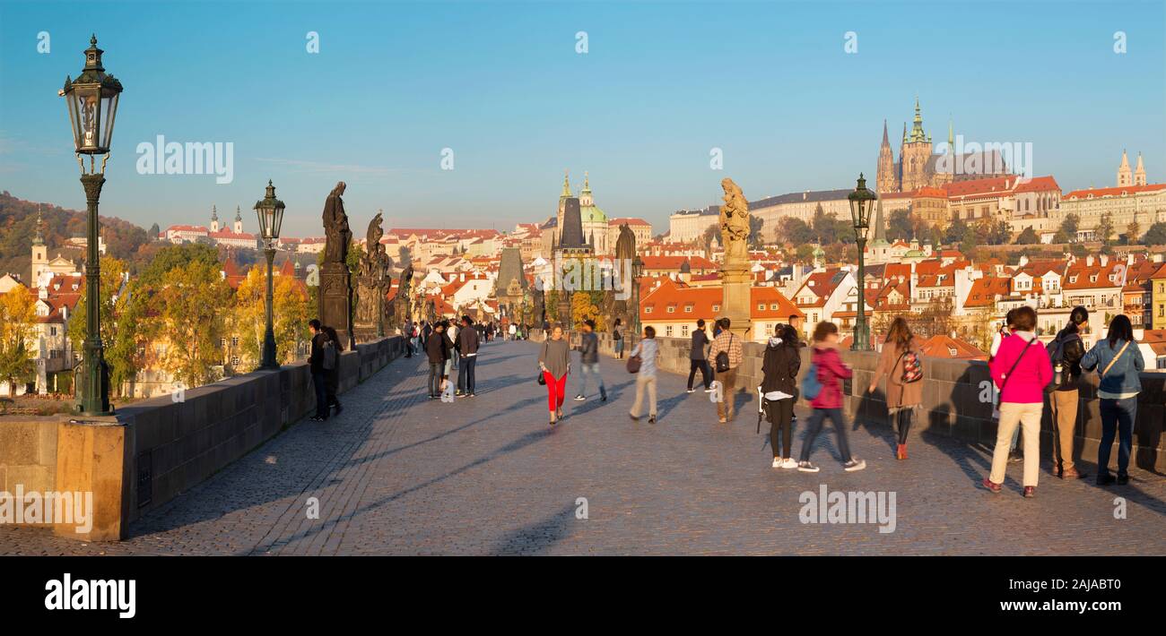 Prag, tschechische Republik - Oktober 13, 2018: Das Panorama von der Karlsbrücke, Schloss und Kathedrale mit der Moldau. Stockfoto