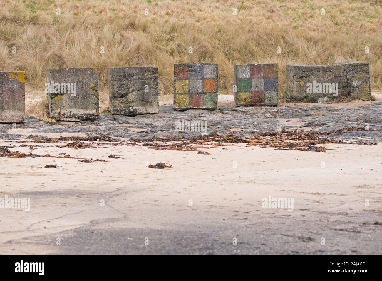 Rubiks Cube Panzersperren auf Bamburgh Beach, Northumberland Stockfoto